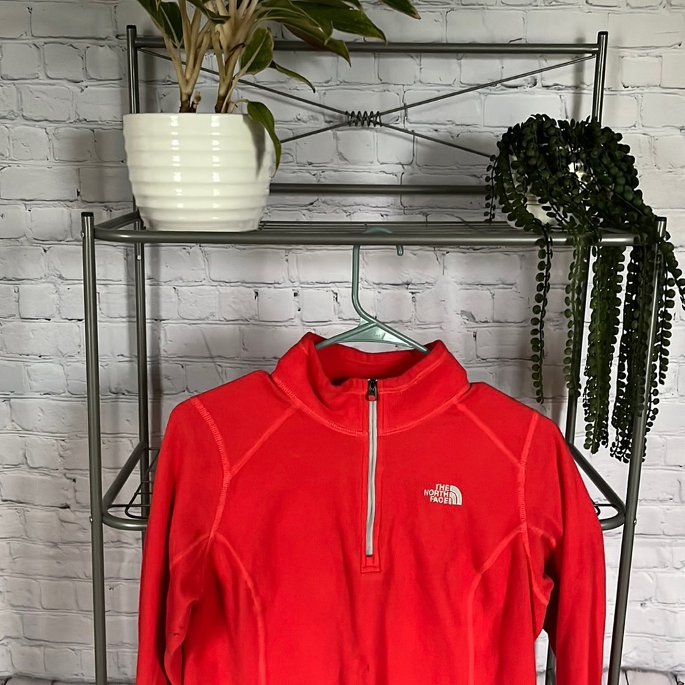 Medium north face - worn with small hole